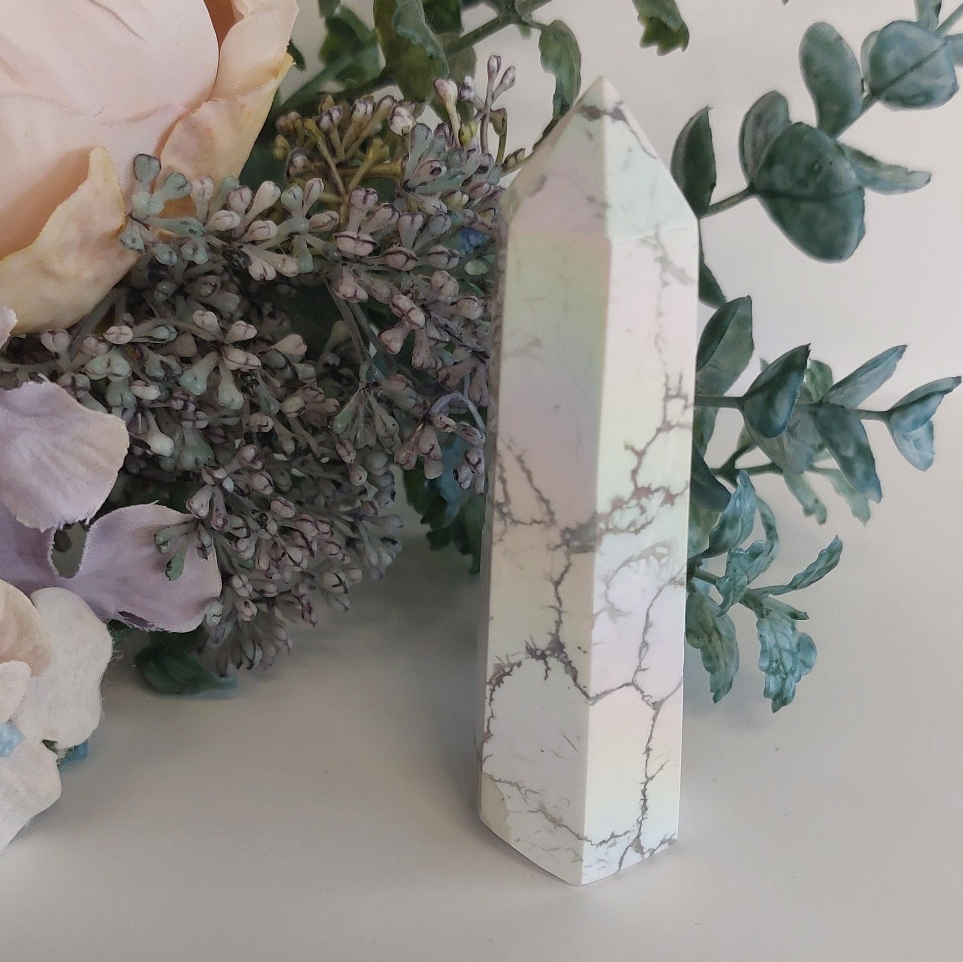 Aura Howlite Tower